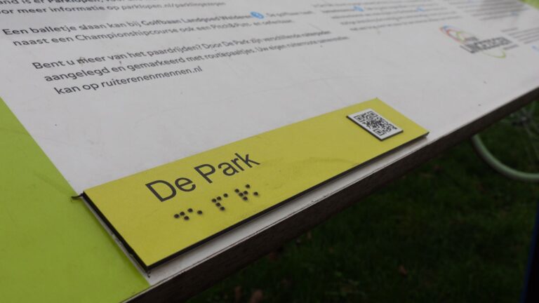 Brailleplaatjes vergroten toegangkelijkheid Park Lingezegen